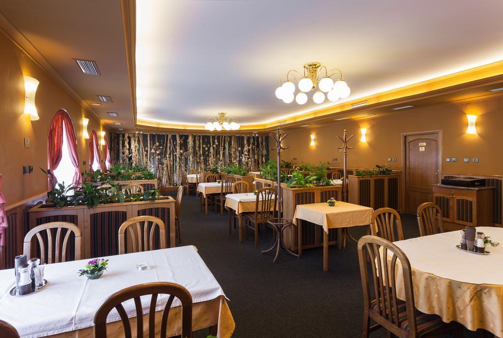 Hotel u Crlíků Tetčice Buitenkant foto