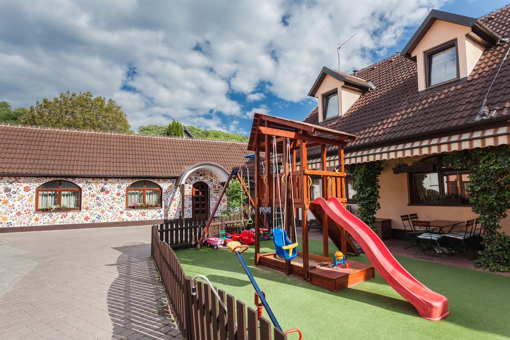Hotel u Crlíků Tetčice Buitenkant foto