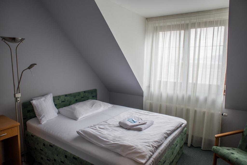 Hotel u Crlíků Tetčice Buitenkant foto