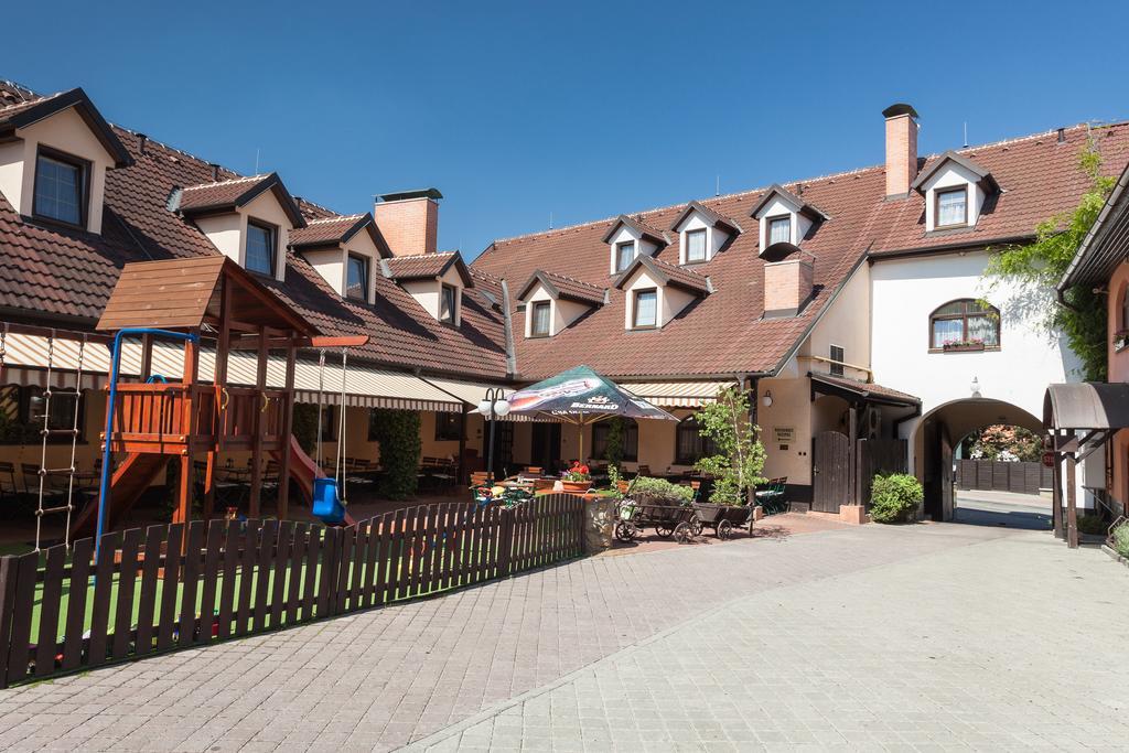 Hotel u Crlíků Tetčice Buitenkant foto